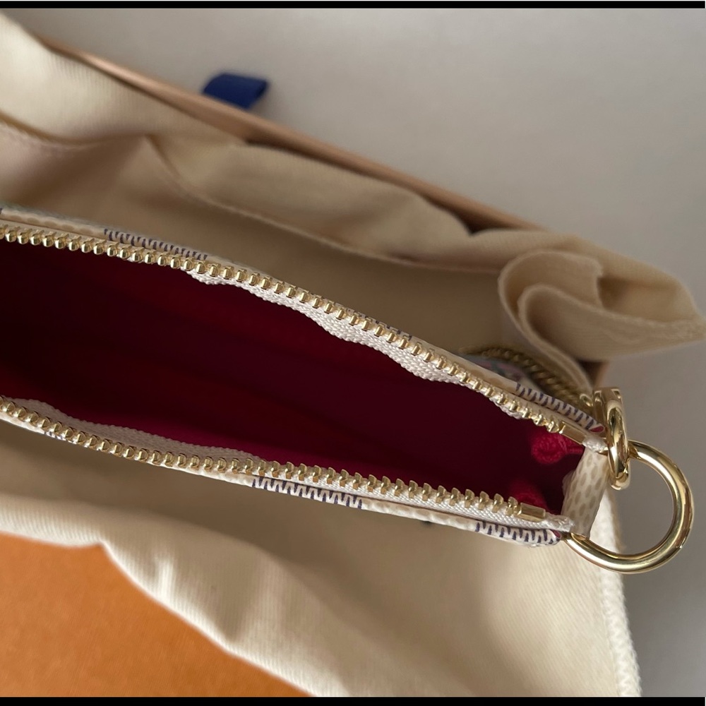 ❌SOLD❌ Louis Vuitton N60487  MINI POCHETTE WRISTLET ACCESSOIRES 2021 Christmas - Picture 6 of 9